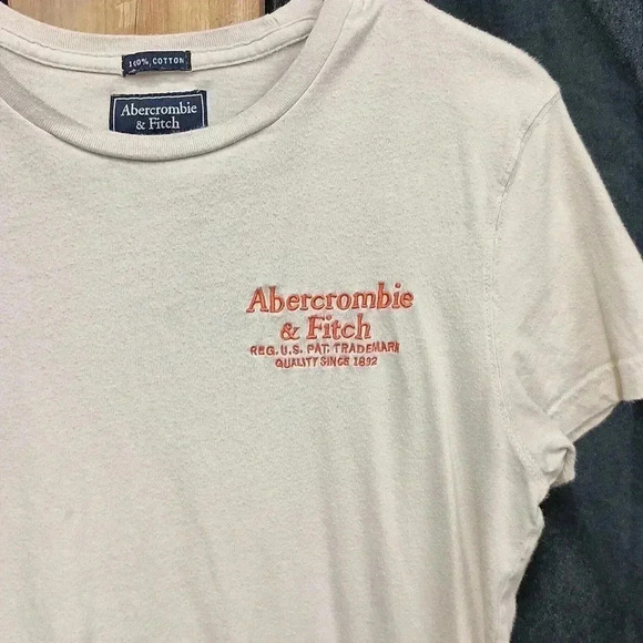 Abercrombie and fitch Cream colored crew neck  t-shirt with the blogk - Picture 6 of 6
